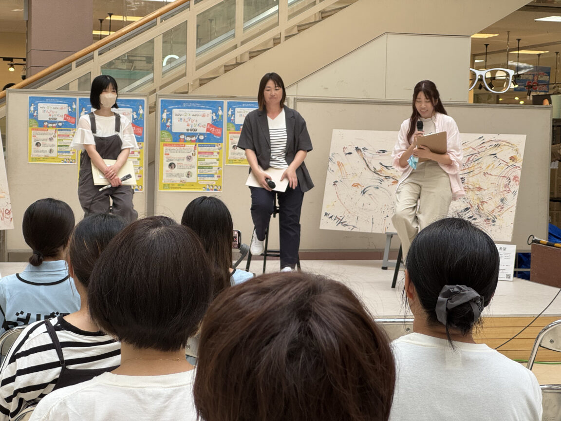 自分が病気になったことで「等身大の大切さ」や社会と自分との関わり方を考えながら活動している(さやっきーさん:写真中央)